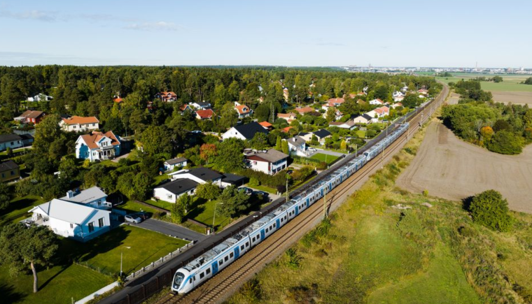 Spårutbyggnaden, från två till fyra spår, innebär att pendeltågstrafik och fjärrtrafik kan hanteras åtskilt och möjliggör en ökad turtäthet för regionaltåg, fjärrtåg och godståg. Foto: WSP 