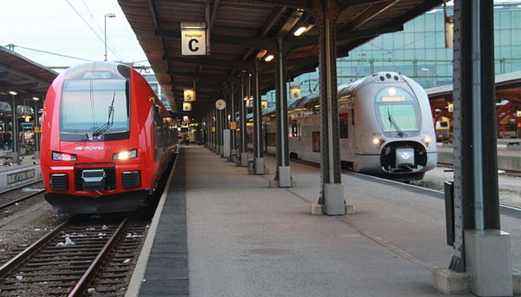 Göteborg C avgående tåg 172 SJ X40 spår 6 och MTR avgång mot Stockholm på spår 5. Foto: Wikimedia Commons