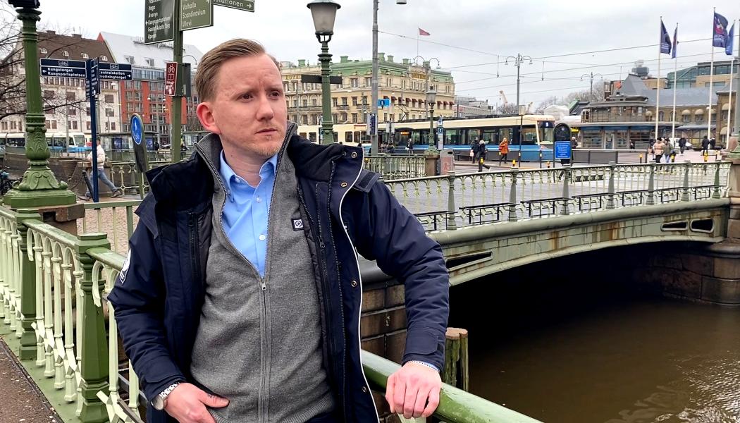 Spårvagnsföraren Petter Jonsson är nöjd med den nya uniformen. Foto: Göteborgs Spårvägar