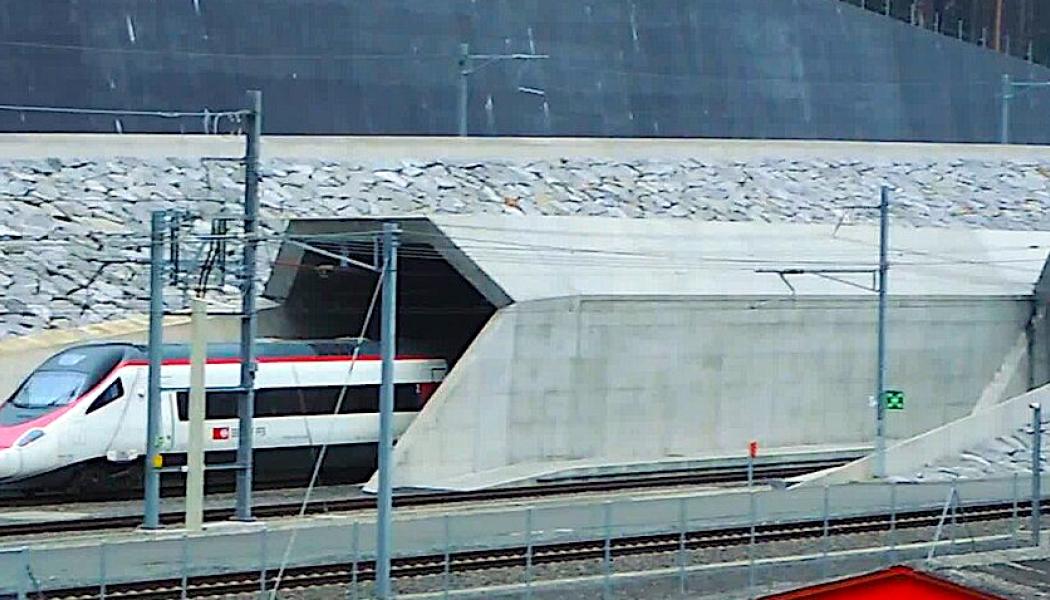 EuroCity (SBB) lämnar Gotthards basistunnel vid Erstfeld den 14 November 2016. Foto: Wikipedia Common Lic, Kredit: Zacharie Grossen.