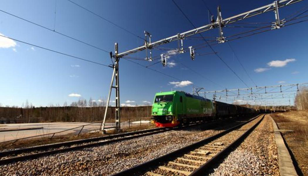 Green Cargos Re lok 1428 med svenskt industrigods i vagnarna. Green Cargo AB