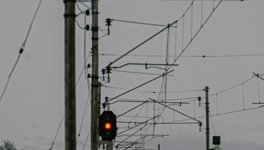 Sträckan Grillby–Enköping är också lämplig för att testa det nya kontaktledningssystemet SYT 21/27, som är utvecklat för höghastighetståg upp till 320 km/h. Foto: daniel Stiel/Unsplash