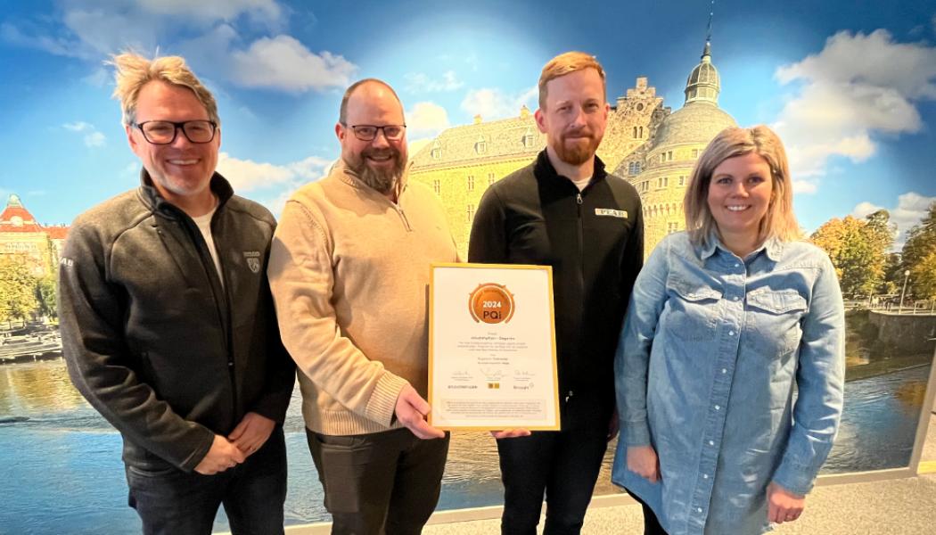 Från vänster: Bosse Wirén, KMA (PEAB), Nicklas Rask, projektledare (Trafikverket), Johan Svensson, entreprenadingenjör (PEAB), Gabriella Wettermark, projektingenjör (Trafikverket) i projekt Jakobshyttan-Degerön. Foto: Binosight