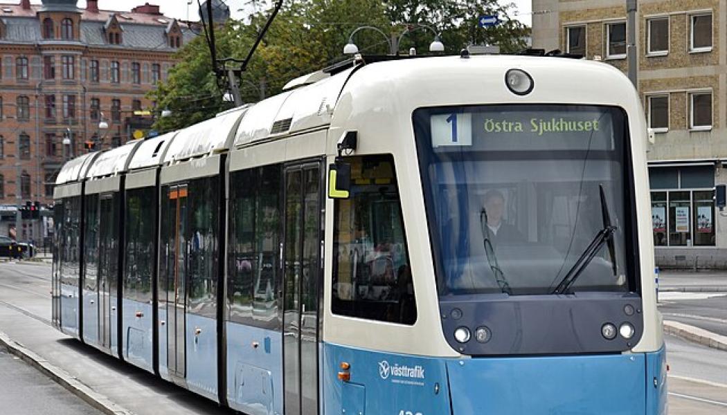 Spårvagn M32 426 trafikerar linje 1 på Järntorgsgatan, Göteborg. Foto: Wikimedia Commons