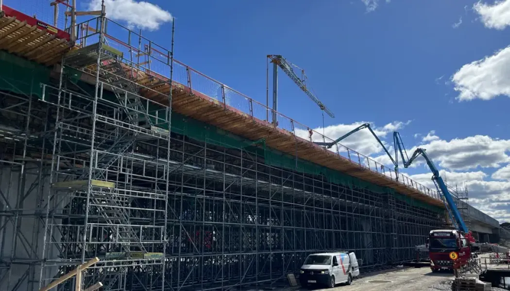 Cirka 1 300 kubikmeter betong användes i arbetet, som pågick dygnet runt. Foto: Trafikverket