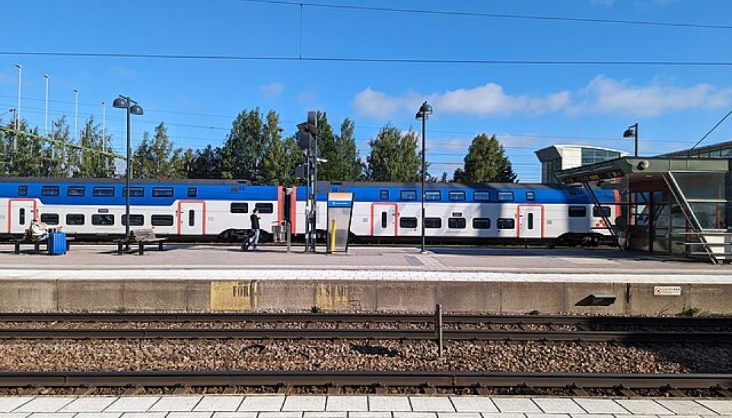 Mälartåg vid Hallsberg station den 29 juli 2023. Foto: Wikimedia Commons