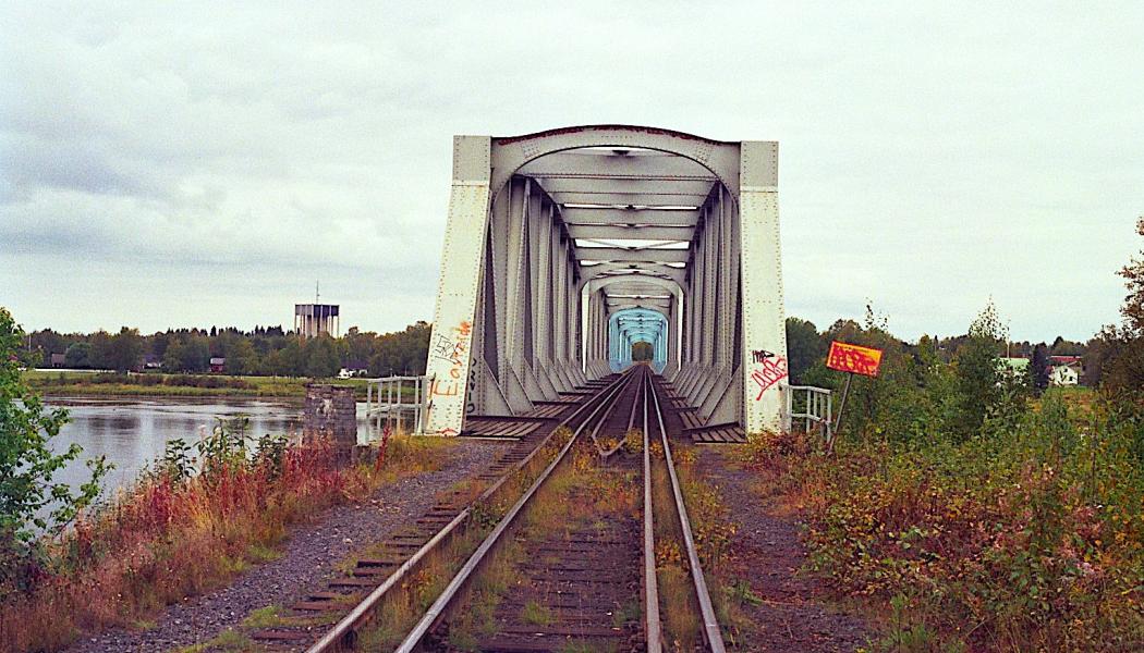 Fyra räler med normal- och bredspår (1 435 / 1 524 millimeter) på järnvägsbron över Torne älv mellan Haparanda och Torneå. Foto:  Wikipedia Common Lic. Kredit: Methem 