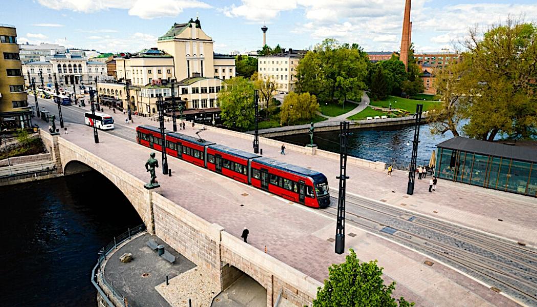 En illustration av en 47 meter lång spårvagn från Tammerfors spårväg på Hämebron. Bild: Škoda Group baserad på en bild från Tampereen Raitiotie Oy.