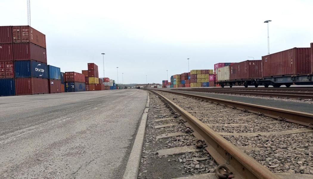 Containrar som lastas på tåg vid inlandsterminalen i Helsingborg når Nordens största containerhamn inom cirka 5 timmar. Foto: APM Terminals