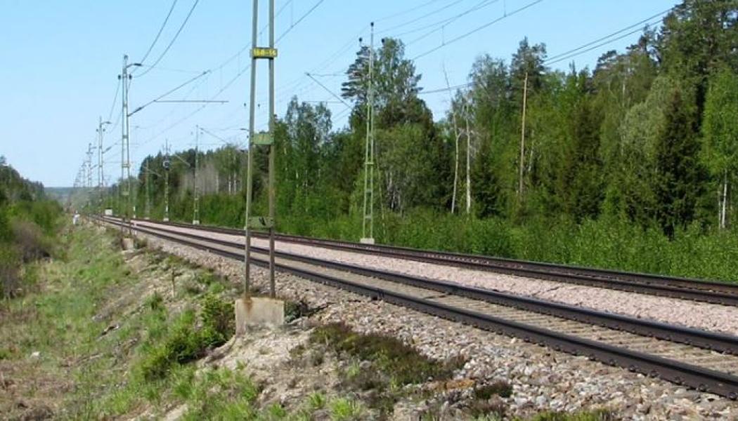 För att fler person- och godståg ska kunna trafikera sträckan ska två nya förbigångsspår utanför Högsjö byggas. Foto: Trafikverket