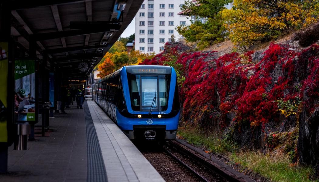 Större elsparkcyklar har sedan länge varit förbjudna att ta med sig ner i tunnelbanan, men nu utökar SL förbudet. Foto: Gustav Kaiser/Region Stockholm