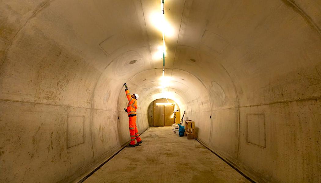 Själva tvärtunnlarna har byggts med så kallad sprutbetongteknik, där marken successivt grävs ut mellan tunnelrören och stabiliseras med betong. Avståndet mellan rören varierar mellan 6 och 20 meter. Foto: HS2 - projekt