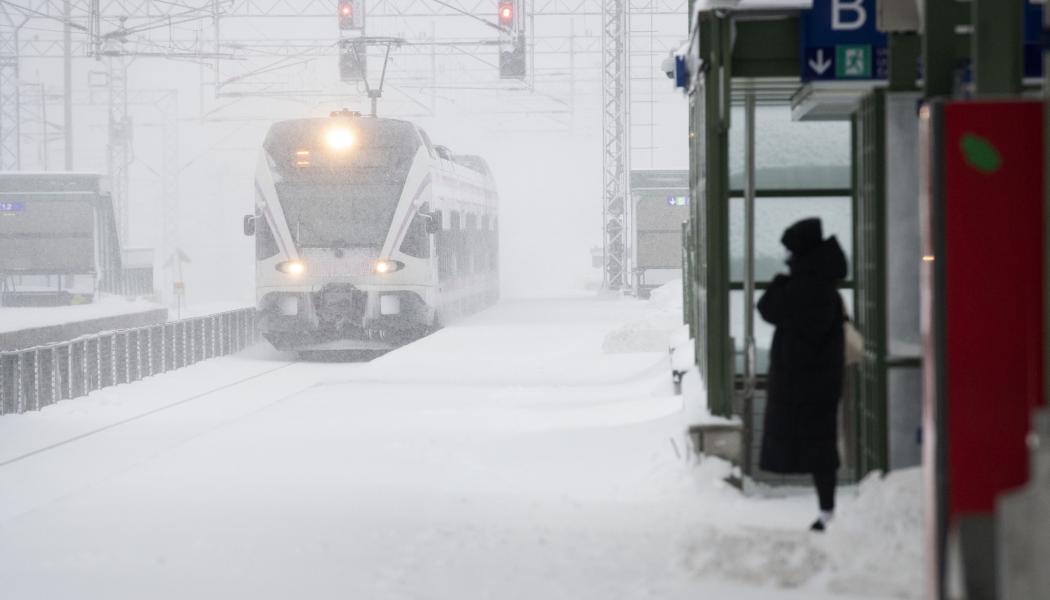 Tåg anländer till Huopalahti station i Finland. Foto: Väylävirasto