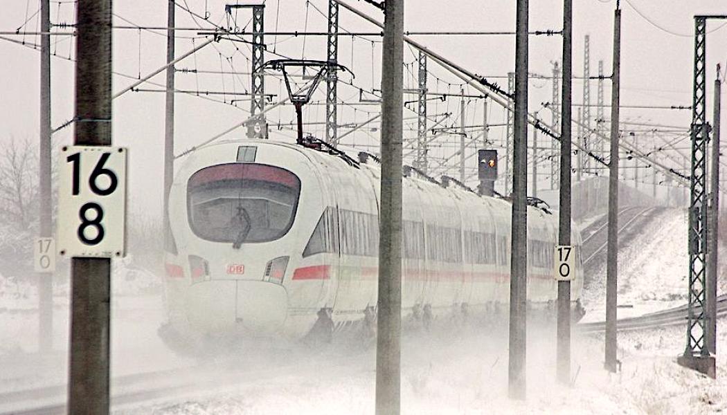 
Tyskt ICE-tåg i snöstorm. Snö och is skapar stora utmaningar för tågtrafiken i norra Tyskland. Foto: DB AG / Claus Weber