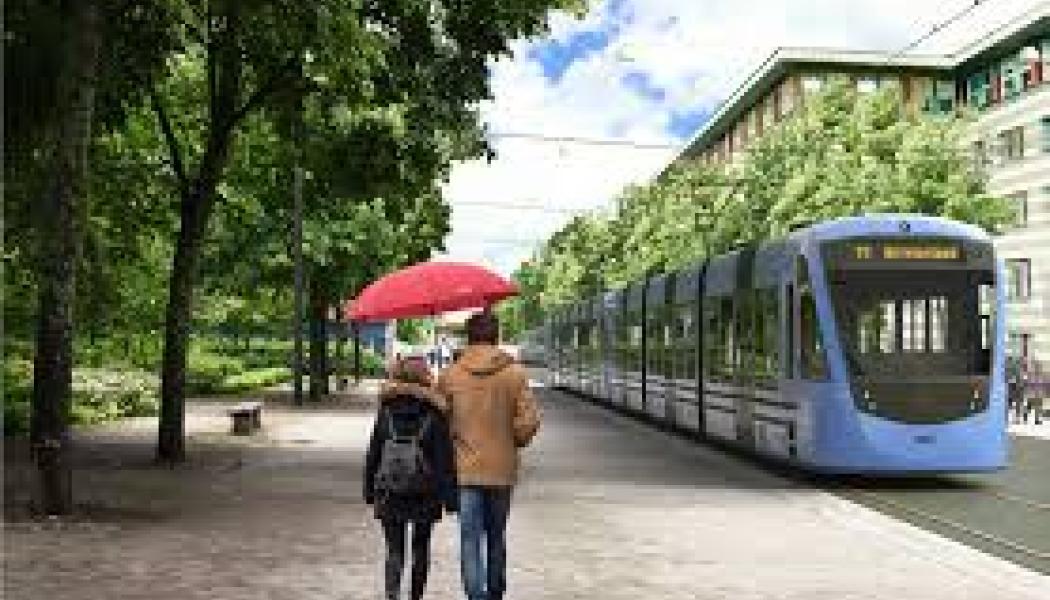 Tvärbanan ger möjlighet att ta spårbunden kollektivtrafik till och från Bromma flygplats och Kistamässan. Foto: Region Stockholm