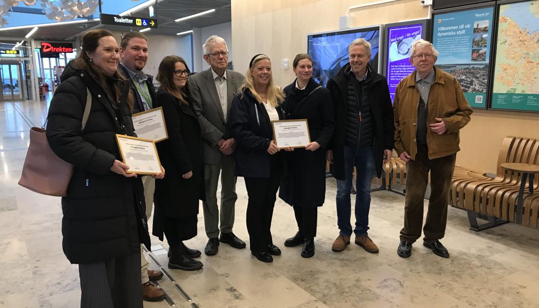 Personer från vänster sida - Charlotte Bäckstrand, Trafikverket. Jamie Körkkö, Region Sörmland. Elina Gustafsson, Strängnäs bostads AB. Helene Engholm, Fastighetschef. Olle Ek, Resenärerna. Mikaela Martinsson, Strängnäs kommun. Anders Ekman, stadsmiljö- och fritidschef Strängnäs kommun. Anders Björkström, Resenärerna. Foto: Resenärerna
