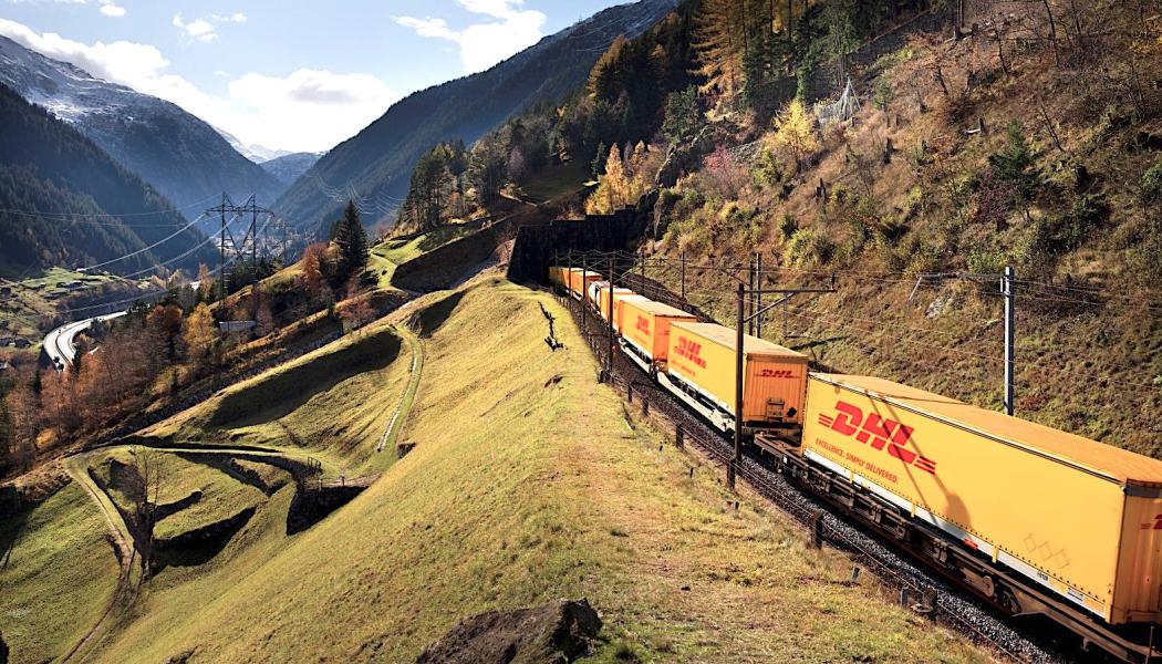 Paket på väg genom bergstrakter. Foto: DHL
