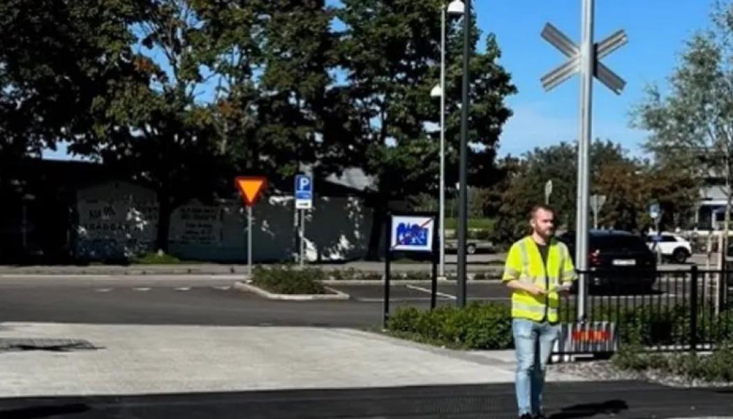Fler kryssmärken längs järnvägen ska öka säkerheten kring industrispår 80 i området Godisfabriken på Brynäs i Gävleborg. Foto: Trafikverket