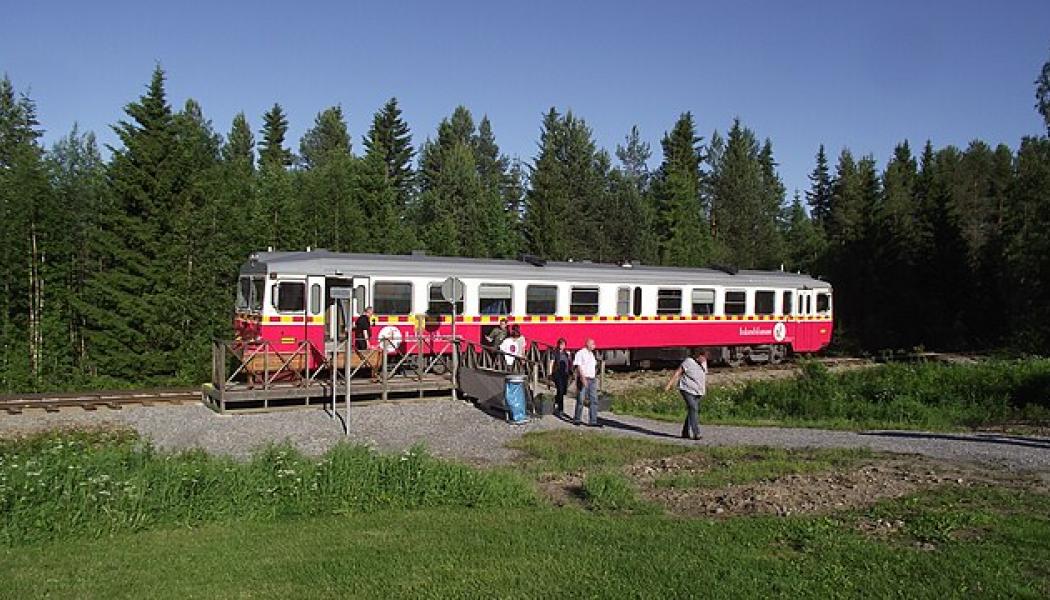 Lunchuppehåll i Åsarna Södra med inlandsbanans tåg mot Gällivare. Foto: Wikimedia Common