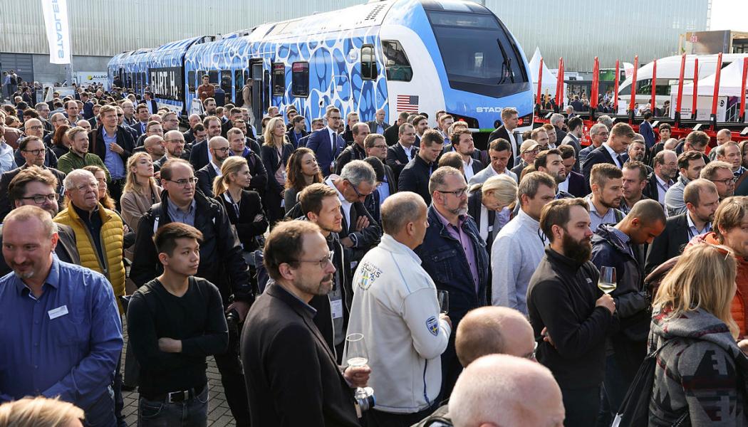 Trängsel vid Innotrans upplaga år 2022. I år kommer AI att spela en stor roll bland utställarna. Foto: Innotrans/ Messe Berlin