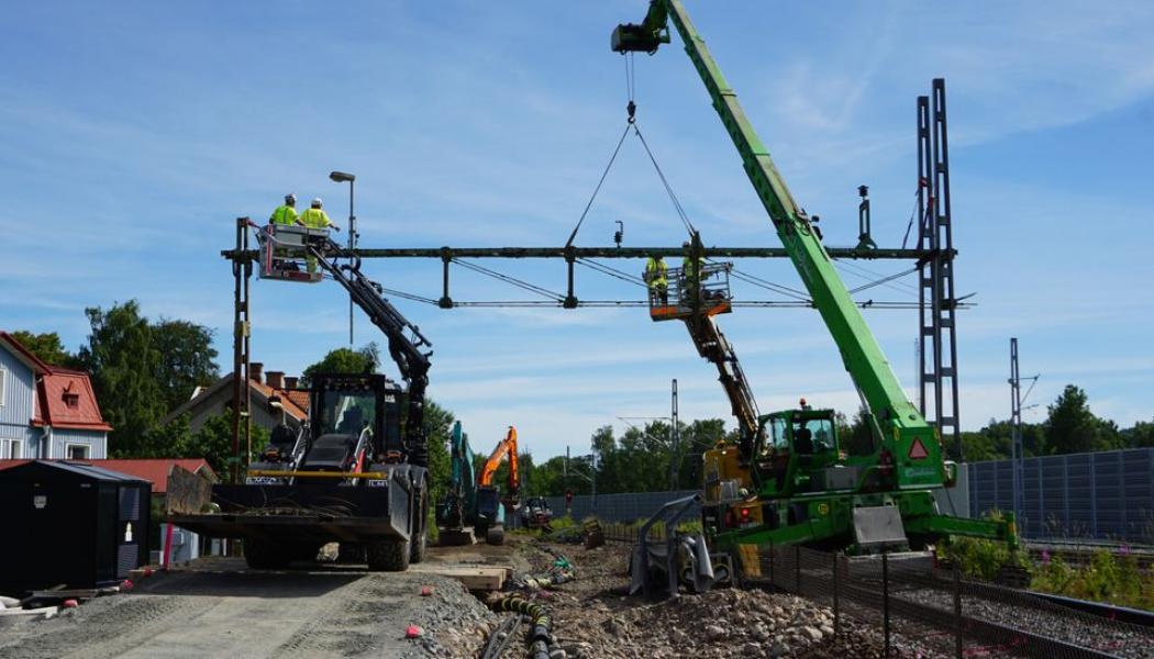 Rivning av gammal kontaktledningsbrygga i Lerum. Hela elkraftsanläggningen mellan Göteborg och Alingsås ska bytas ut. Foto: Trafikverket