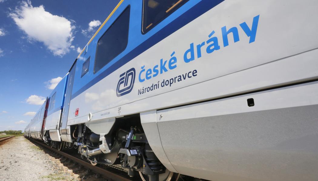 Den nya järnvägslinjen Ex 32 Praha - Pardubice - Wrocław - Gdynia är ett steg mot att stärka den mellanstatliga förbindelsen mellan Tjeckien och Polen. Det kommer att erbjuda passagerarna modern komfort, snabba transporter och ett brett utbud av tjänster. Foto: Tågoperatören Ceske Drahy