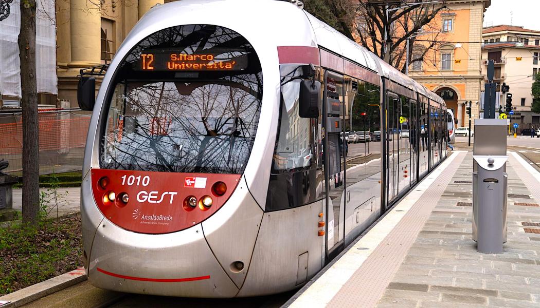En av Florens representativa spårvagnar. För att förbereda den utökade trafiken har GEST genomfört den fjärde upplagan av Accademia-programmet, där 14 nya förare utbildats och anställts. Dessutom har tre underhållstekniker och två kontrollanter rekryterats. Foto: RATP Dev