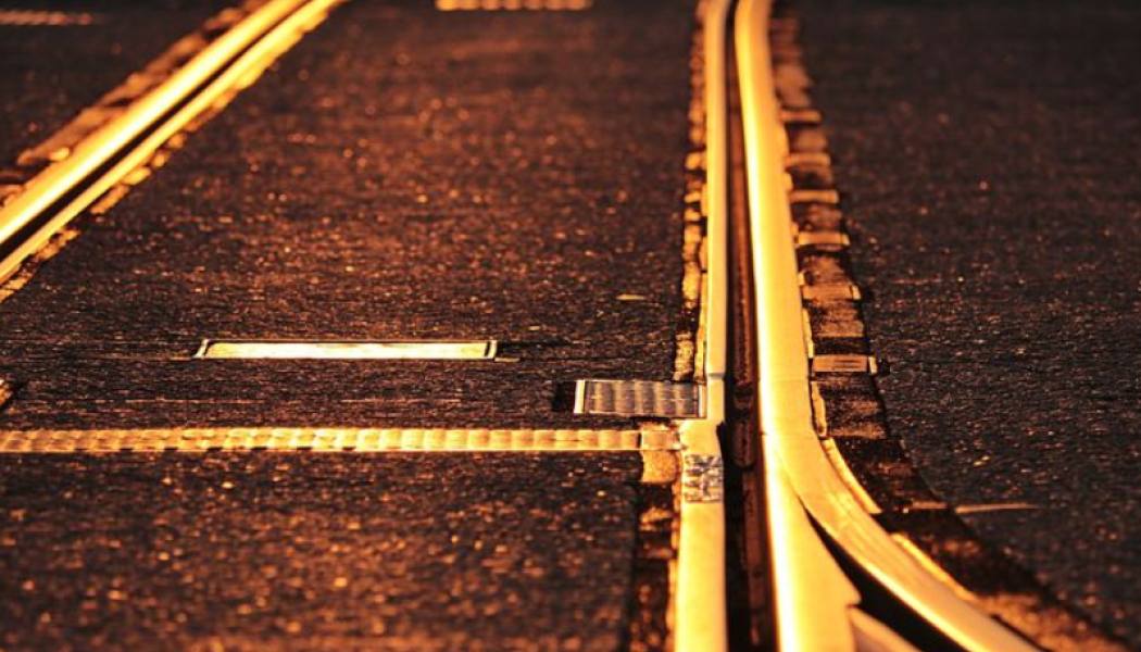 Regeringen tar 750 miljoner för järnvägsunderhåll och lägger på vägunderhåll. Arkivbild
