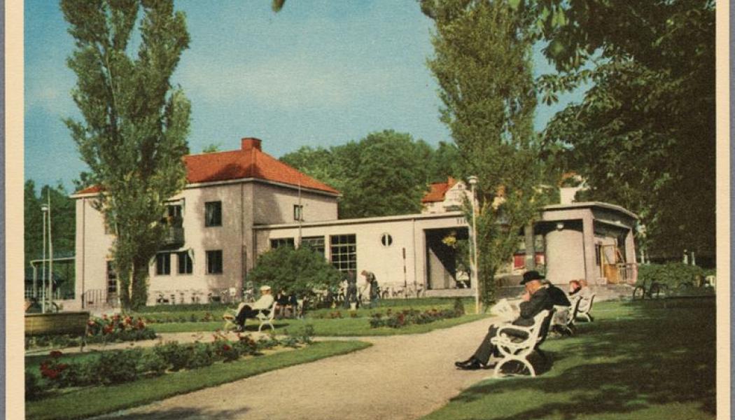 Lindesbergs station under 1940-talet. Bilden illustrerar hur många järnvägsstationer såg ut före nedmonteringen av trädgårdsanläggningarna som inleddes på 1950-talet. Foto: Göteborgs universitet
