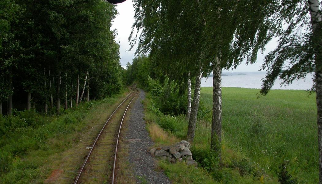 Museijärnvägen Anten–Gräfsnäs i Västra Götaland, söder om Kvarnabo mellan Alingsås och Gräfsnäs. Foto: Joel Grafström/WikimediaCommons/https://commons.wikimedia.org/wiki/File:Anten-Grafsnas_railway_south_of_Kvarnabo_20110724.JPG
