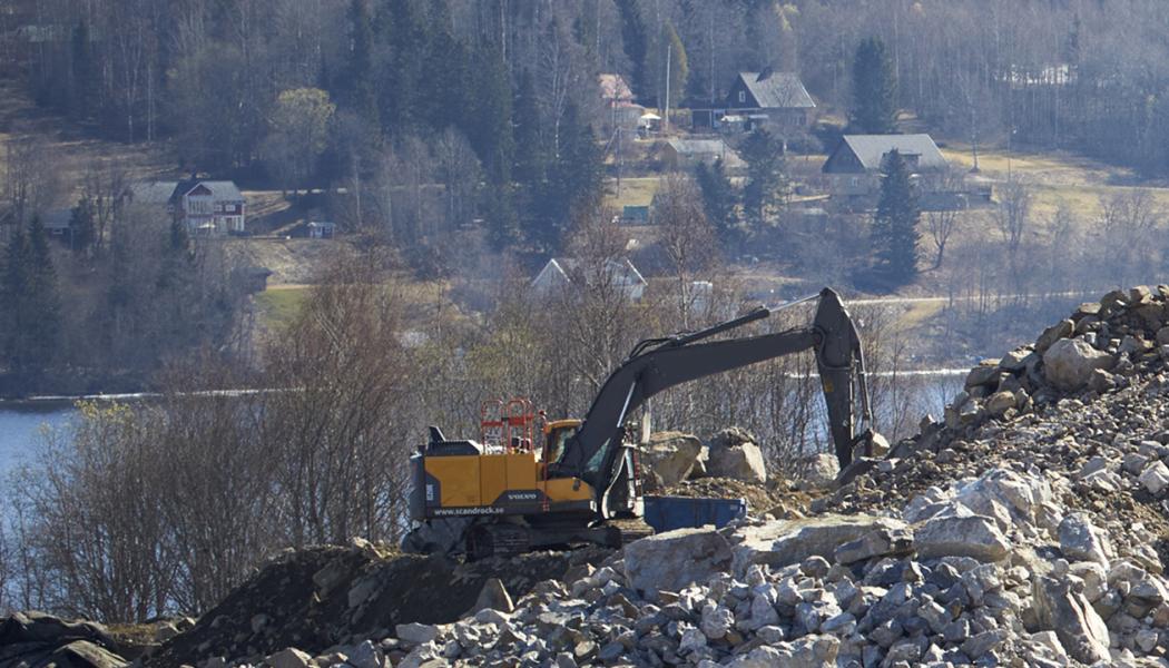 Delar av den ena tryckbanken kommer under sommaren att anläggas genom att stenmaterialet körs ut via järnvägen med tåg. Foto: Svevia