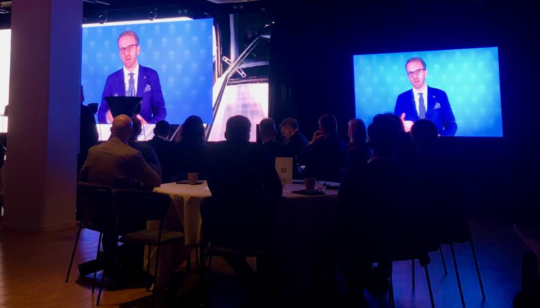 Infrastrukturminister Andreas Carlson framträdde på bildskärm i ett inspelat tal på Järnvägsdagen. Foto: Anders Carlsson