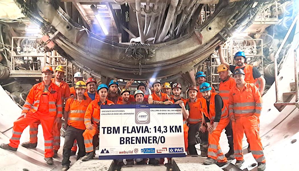 Vi firar en milstolpe – tunnelborrmaskinen Flavia och dess team har nått den österrikiska gränsen.
Bild: © BBT