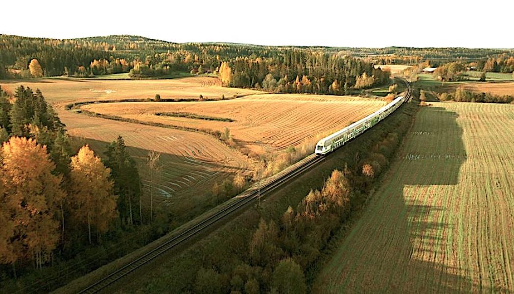 VR-tåg på väg. Målet är också att öka återvinningen av avfall från passagerare genom att undersöka sortering och återvinningsmöjligheter både ombord på tågen och vid depåerna. Foto: VR