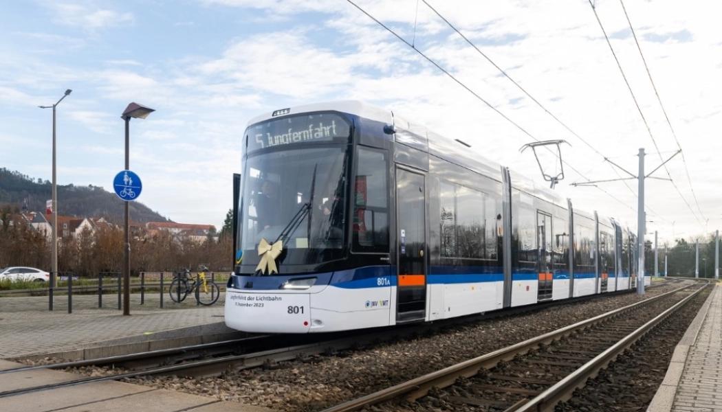 Staden Jena i Tyskland tar just nu emot totalt 33 Tramlink-vagnar – här ses den sjudelade versionen under sin premiärtur i december 2023. Foto: Jenaer Nahverkehr