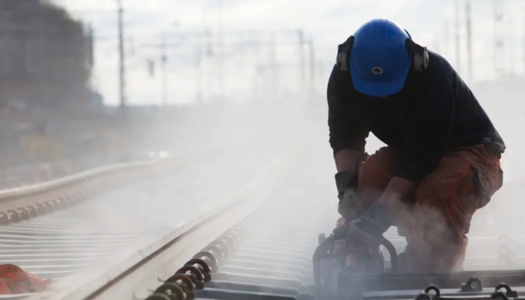 Trafikverket river den gamla rälsen på Karlstad C och kapar den i behändiga längder. Foro: Trafikverket