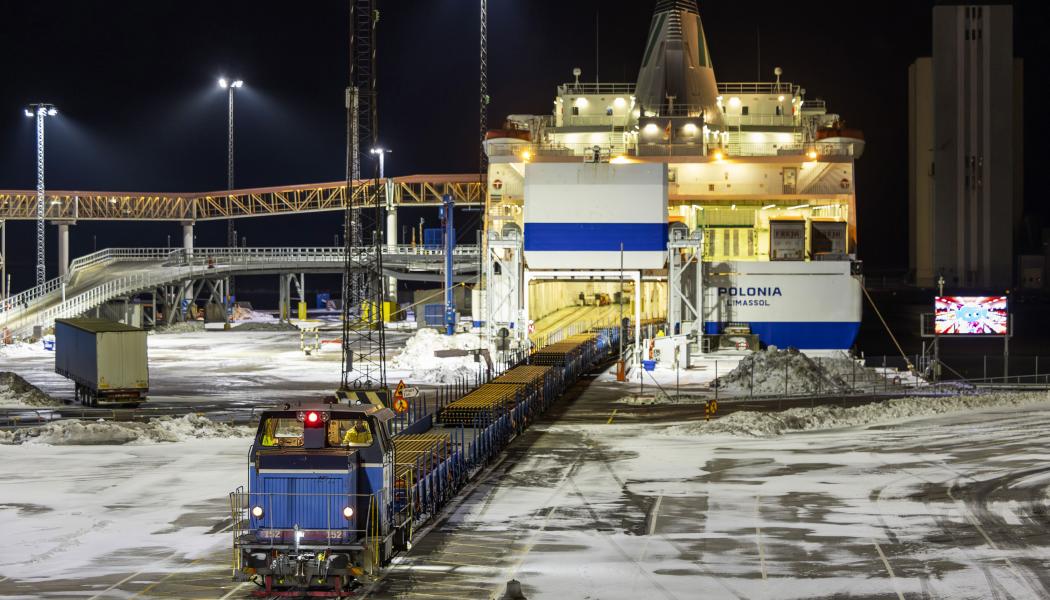 Tågsättet med räler har växlats ihop och dras ut från färjan M/S Polonia. Foto: Kasper Dudzik/DB Cargo Full Load Solutions