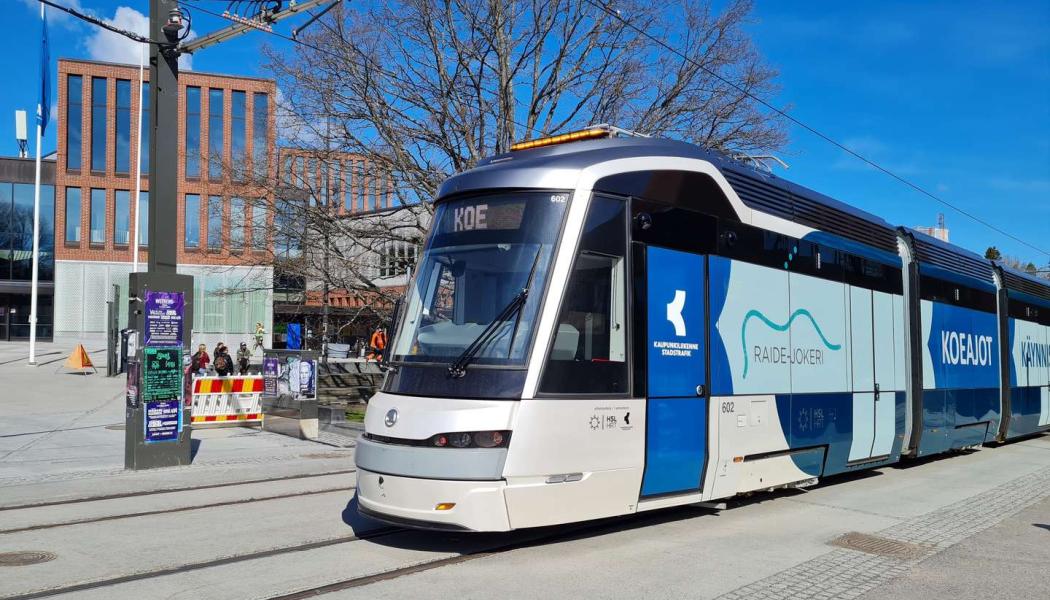Den nya snabbspårvägen byggdes i form av en så kallad alliansmodell. Det innebar att städerna Helsingfors och Esbo, i egenskap av beställarorganisation, sammanslogs med planerare och entreprenörer till en enda organisation. Som planerare av Spårjokern fungerade en grupp som bildades av Ramboll Finland, Sitowise och Swecon, och som entreprenör en annan grupp som bildades av YIT och NRC Group Finland. Alliansens parter planerade och byggde spårvägen tillsammans och delade på alla projektets risker och nyttor. Foto: Esbo Stad
