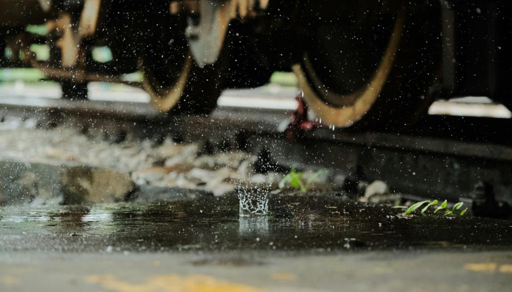 När spårfordon passerar snäva kurvor kan ett högfrekvent gnisslande ljud uppstå, så kallat kurvskrik. Foto: ereng hu/Unsplash