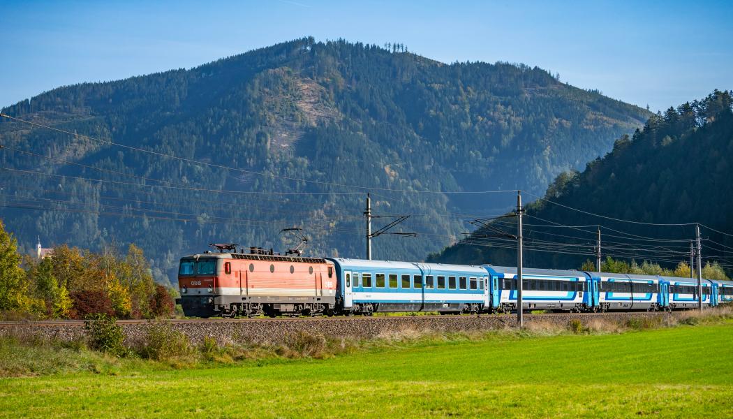 ÖBB 1144 070 anländer med MÁV-Start IC 533 i Österrike. Foto: hungary train/Unsplash