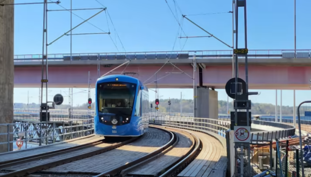 Lidingöbanan, här fotad på den tidigare bron. Foto: Helena Åberg/Lidingö stad
