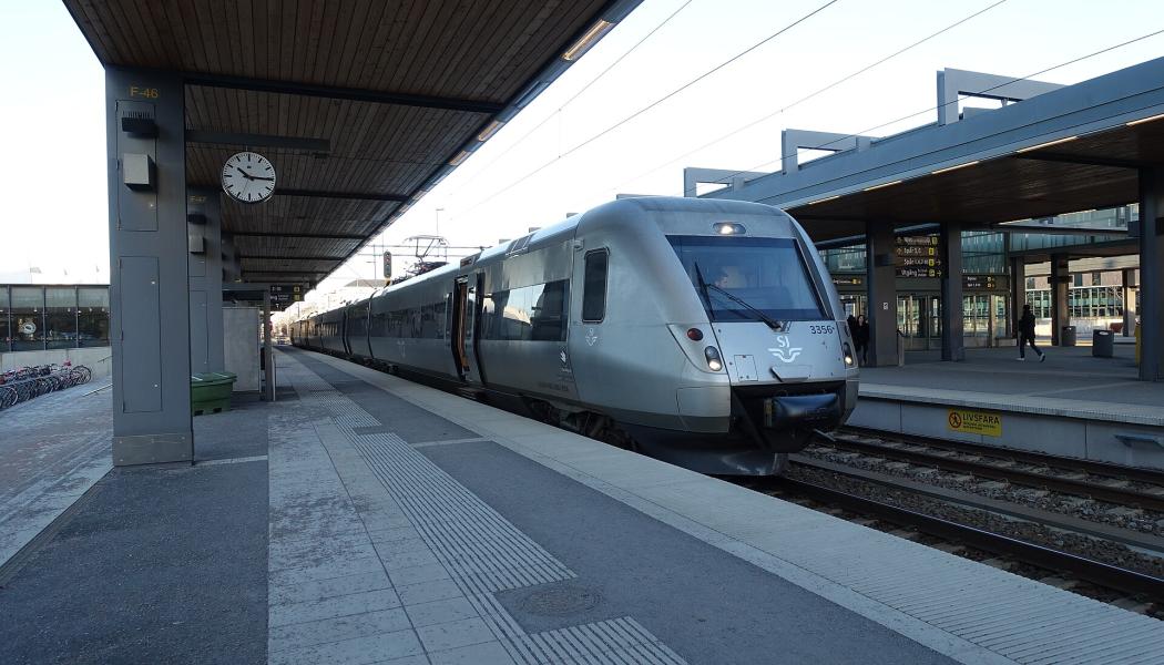 Tåget X55 3356 vid Linköpings central. Foto: G ochJ/Wikimedia Commons/https://commons.wikimedia.org/wiki/File:2016-12-06_183_X55_3356_i_Uppsala.jpg