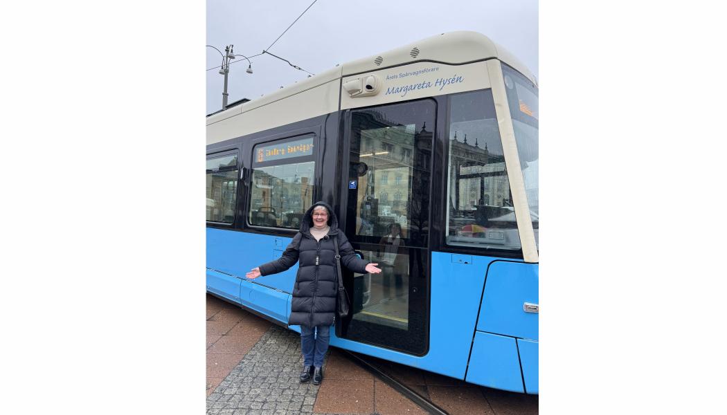 Den prisade Maggan tillsammans med spårvagnen Maggan. Göteborgs Spårvägar