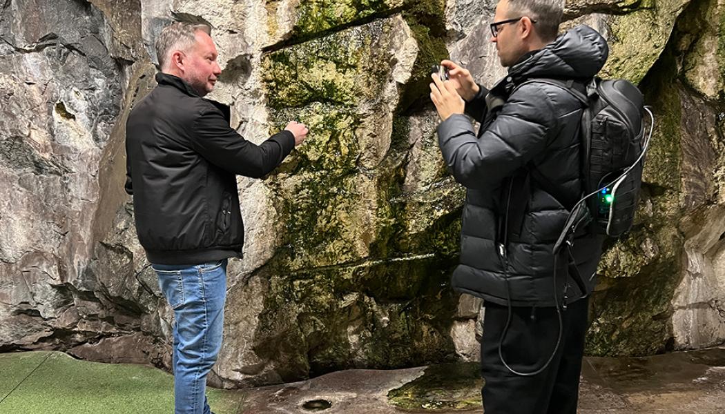 Magnus Ivarsson visar en av de gruvdvärgspindlar som finns kvar, trots bortspolning i Kungsträdgårdens T-banestation, för en reporter på SR:s P4. Foto Jonas Sverin