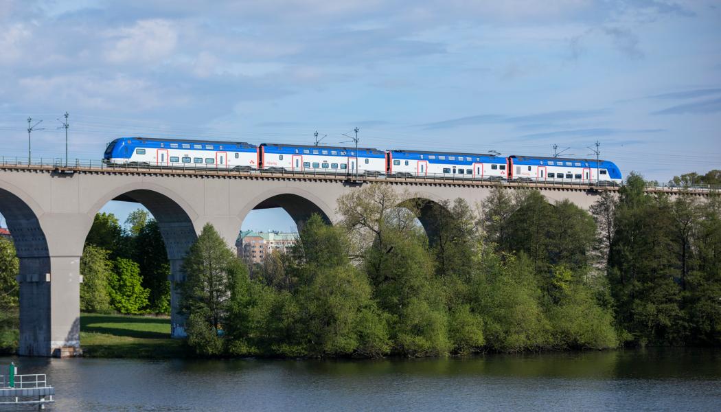 13 nya dubbeldäckare som ska trafikera Mälartågs linjer har beställts och levereras om tre år, 2028. Foto: Mälardalstrafik