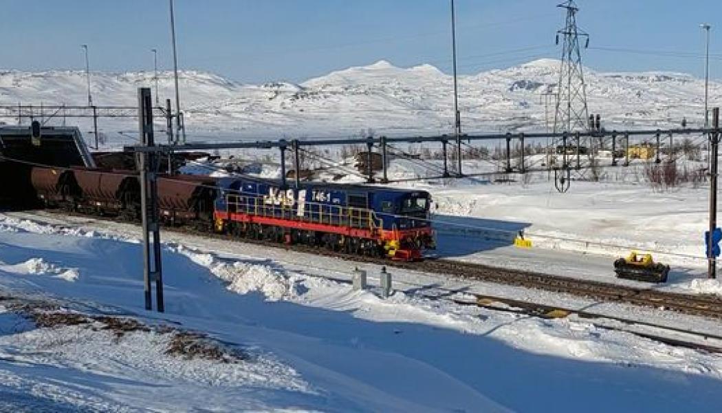 Ett av de testtåg som Trafikverket, tillsammans med LKAB, under onsdagen 6 mars körde på återställningssträckan vid Vassijaure station. Foto: Trafikverket