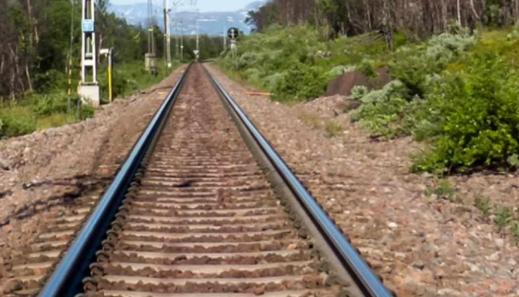 Planer finns på att bland annat öka tillåtna axeltrycket för tågen längs den 50 mil långa Malmbanan för att kunna lasta mer i vagnarna. Foto: Trafikverket