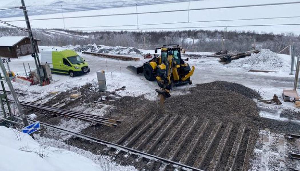 Sliprar läggs på plats vid återställningsarbetet på Malmbanan Foto: Trafikverket