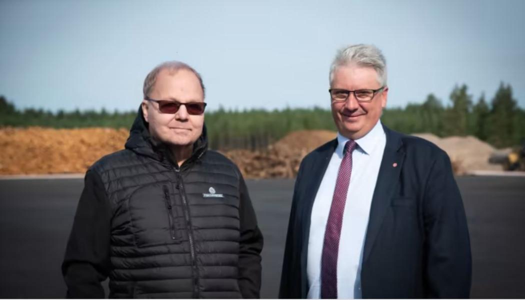 Olle Larsson, ägare och styrelseordförande Fiskarhedens Trävaru AB tillsammans med Hans Unander, kommunstyrelsens ordförande i Malung-Sälens kommun. Foto: Fiskarhedens Trävaru AB.