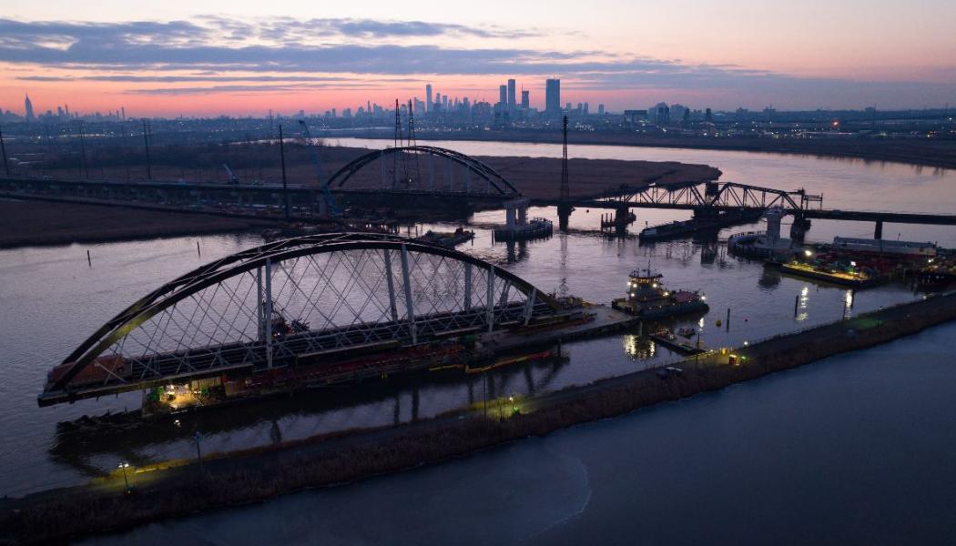 Tre nya brosektioner ska så småningom ersätta den över hundra år gamla Portal Bridge, en viktig förbindelse mellan Newark i New Jersey och New York. Foto: Mammoet
